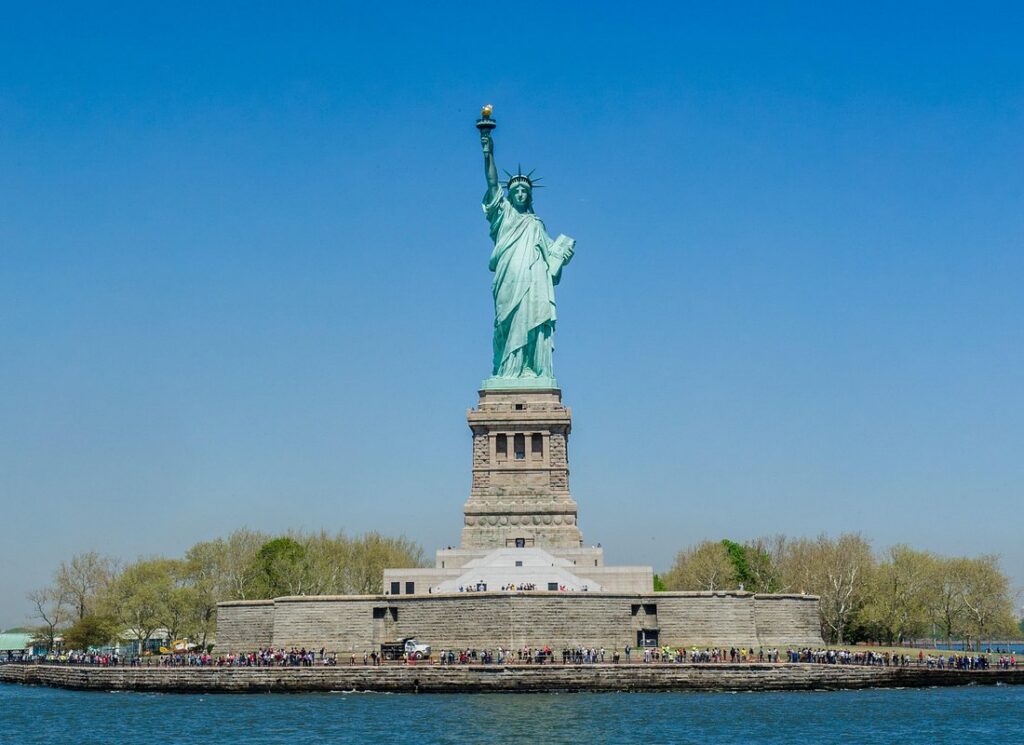 NYC Yacht Cruise: Manhattan Skyline & Statue of Liberty