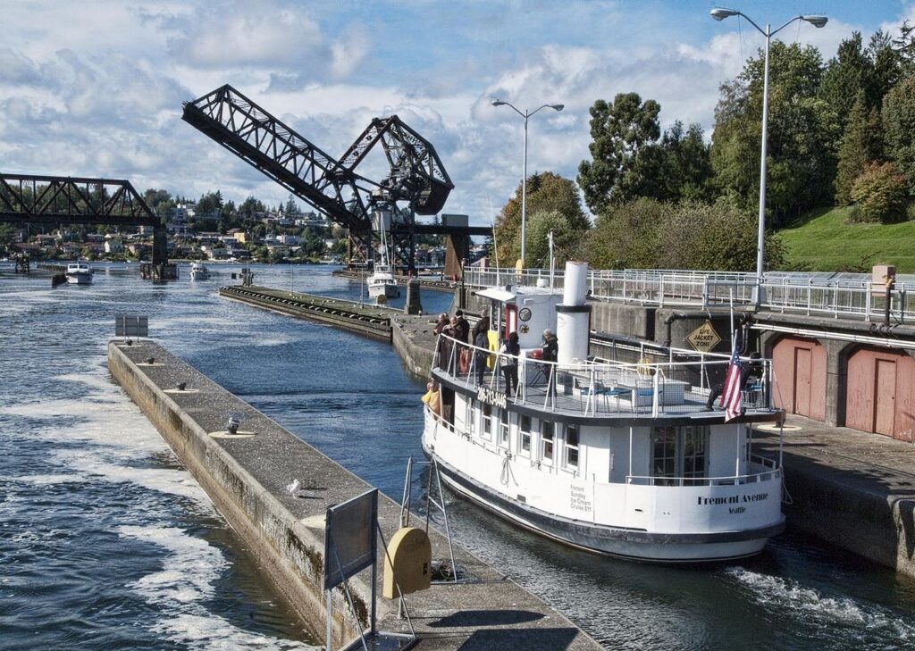 Seattle City and Snoqualmie Falls Half-Day Guided Tour