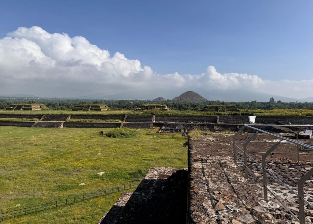 Teotihuacán: Pyramids, Caves & Culinary Experience